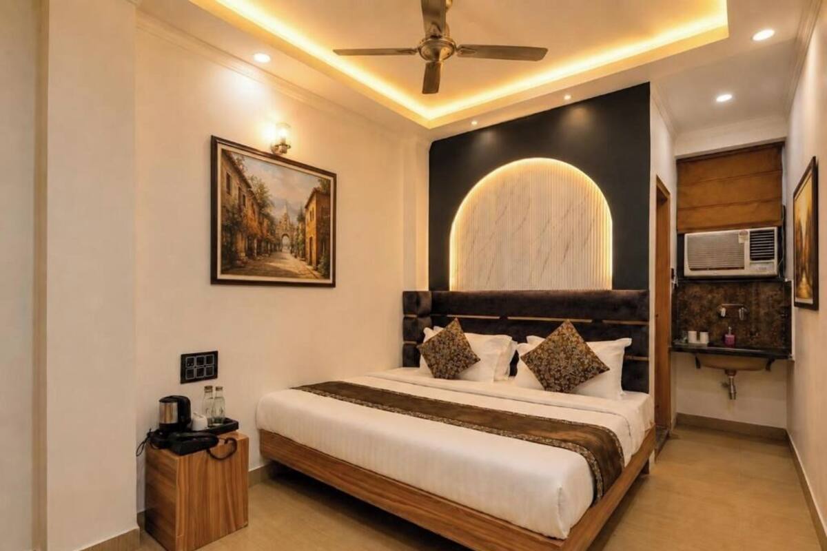 Deluxe Double Room | Peralatan tempat tidur premium, meja, ruang kerja komputer riba 