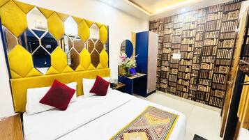 Kamar Double Deluks | Seprai premium, dilengkapi dengan perabotan berbeda-beda, dan meja kerja