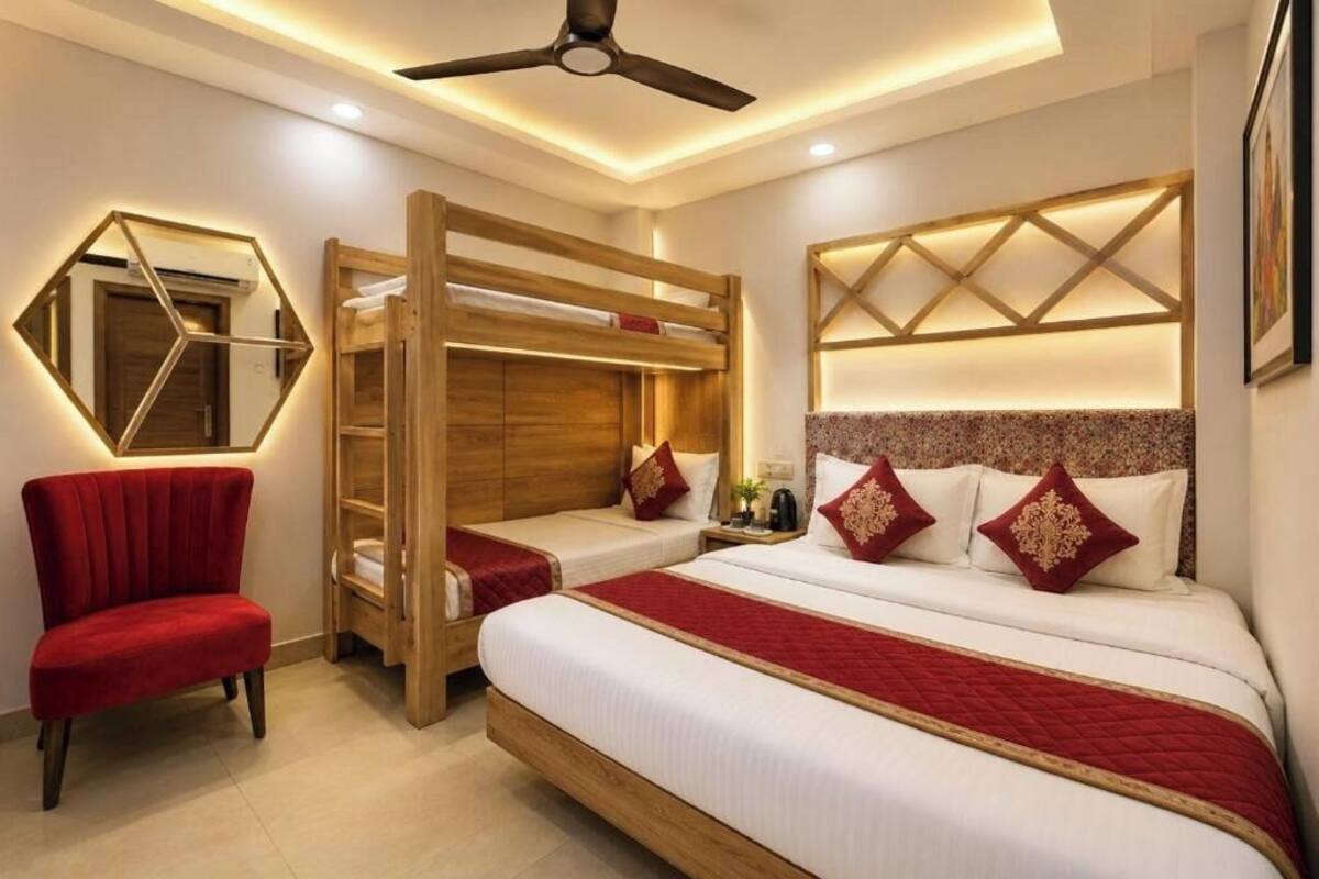 Deluxe Quadruple Room, Non Smoking | Peralatan tempat tidur premium, meja, ruang kerja komputer riba 