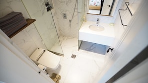 Suite (Praise) | Bad | Dusj, regndusjhode, toalettartikler (inkludert) og hårføner