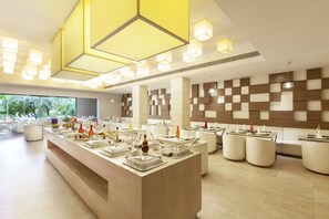 Déjeuner, dîner et souper servis sur place; cuisine internationale 