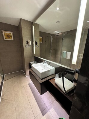Executive Room, 1 King Bed | Bathroom | Shower, free toiletries, towels - Cenneys Gateway - Pride of Salem (Salem)