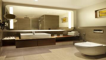 Club Room | Bathroom | Shower, free toiletries, towels