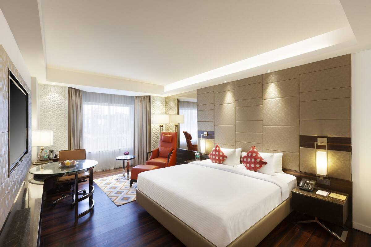 Club Room | In-room safe, desk, blackout drapes, soundproofing