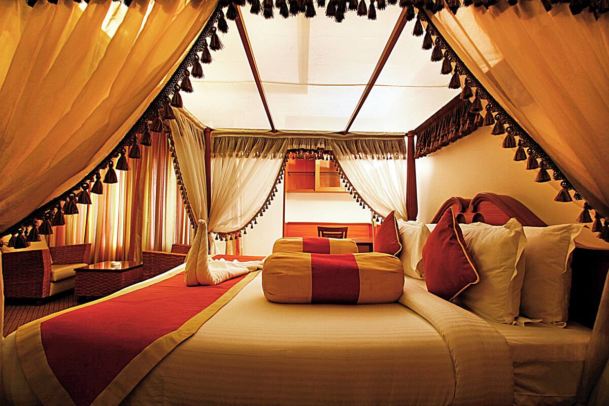 Presidential Room | In-room safe, desk, blackout drapes, soundproofing