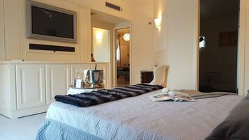 Suite, Balkon, Poolblick | Hochwertige Bettwaren, Minibar, Zimmersafe, Schreibtisch