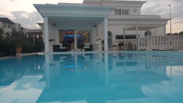 季节性开放的室外游泳池