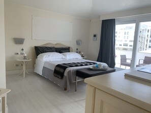 Suite, balkong, bassengutsikt | Sengetøy av topp kvalitet, minibar, safe på rommet og skrivebord