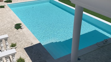 套房, 阳台, 泳池景观 | 高档床上用品、迷你吧、客房内保险箱、办公桌