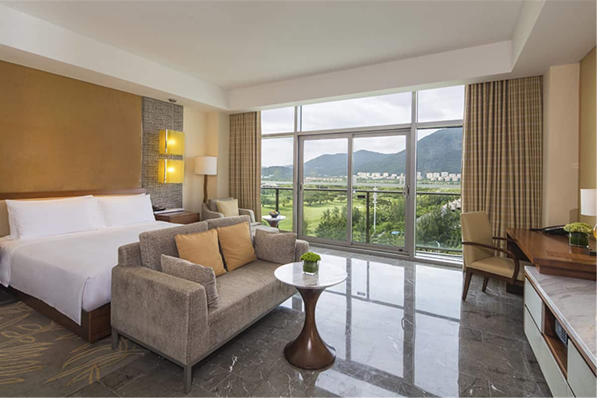 Family Room, Golf View | Minibar, in-room safe, desk, blackout drapes