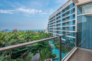 Deluxe Room, Sea View | Down comforters, minibar, in-room safe, desk - MGM Grand Sanya (Sanya)