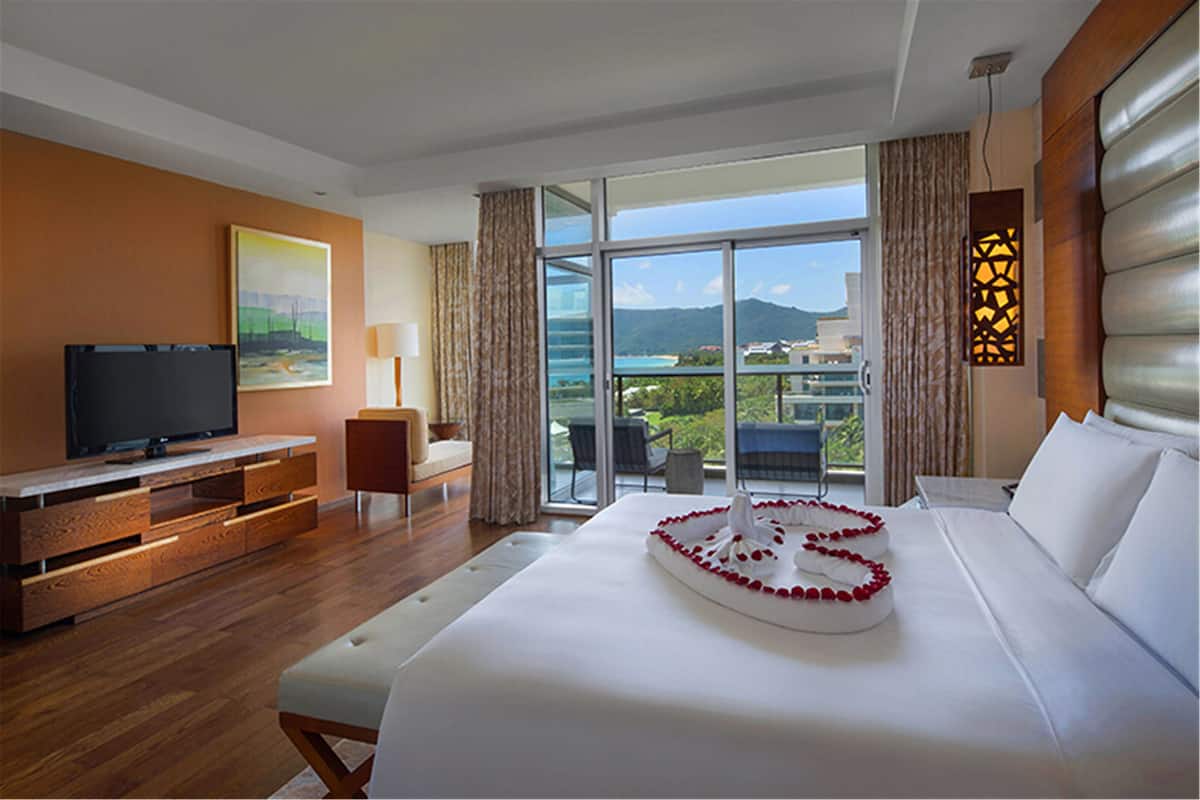 Deluxe Suite, Sea View | Minibar, in-room safe, desk, blackout drapes