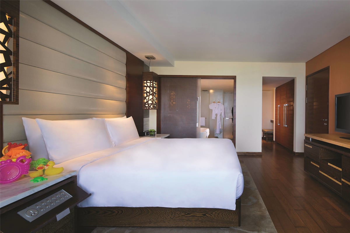 2-Bedroom Suite, Sea view | Minibar, in-room safe, desk, blackout drapes