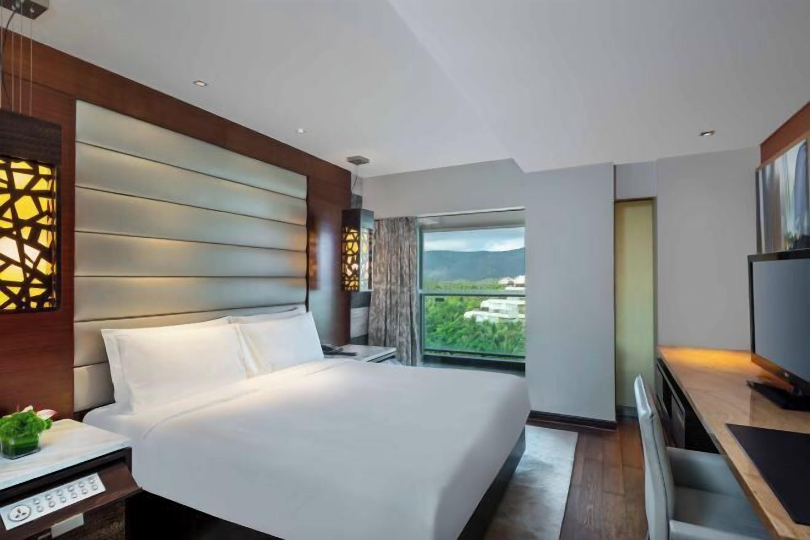 羽绒被、迷你吧、客房内保险箱、办公桌