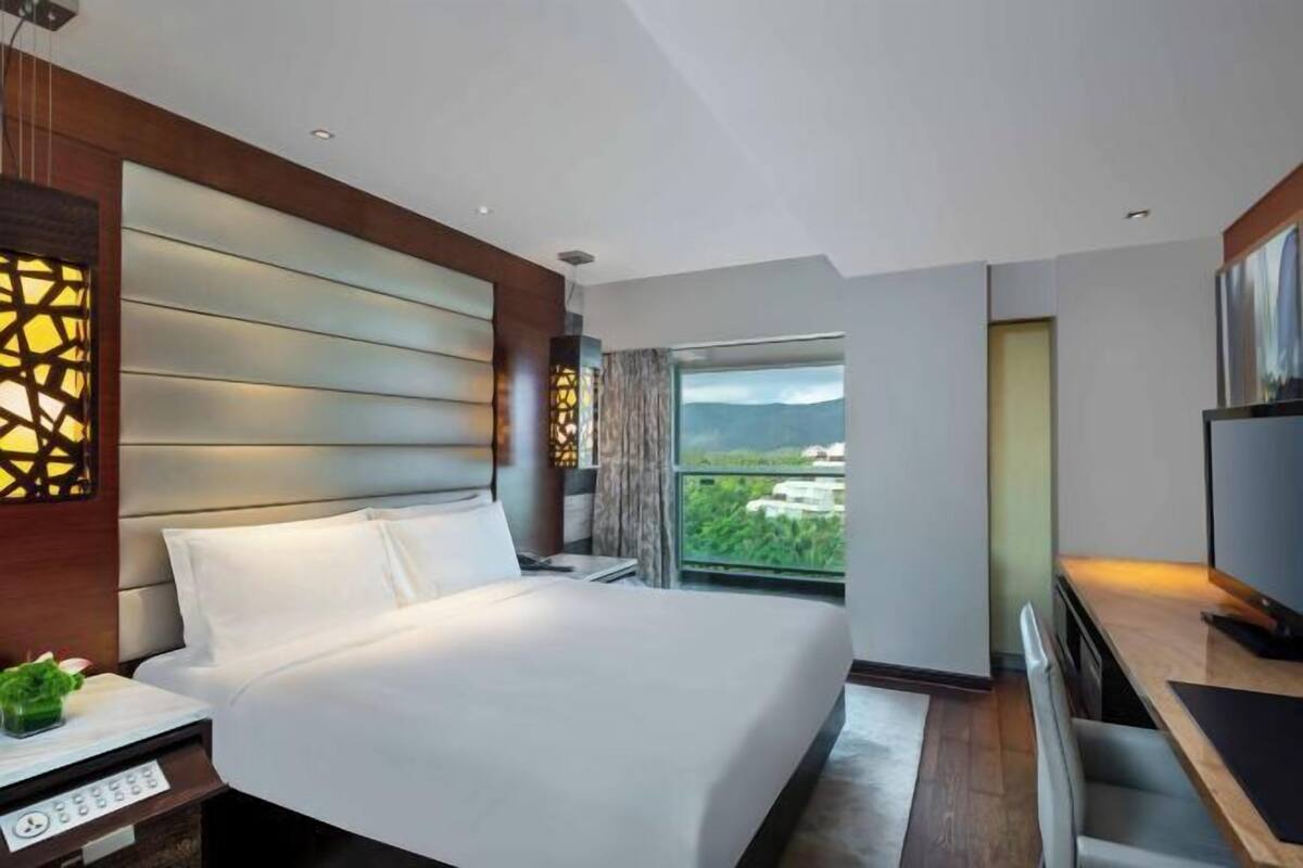 Down comforters, minibar, in-room safe, desk