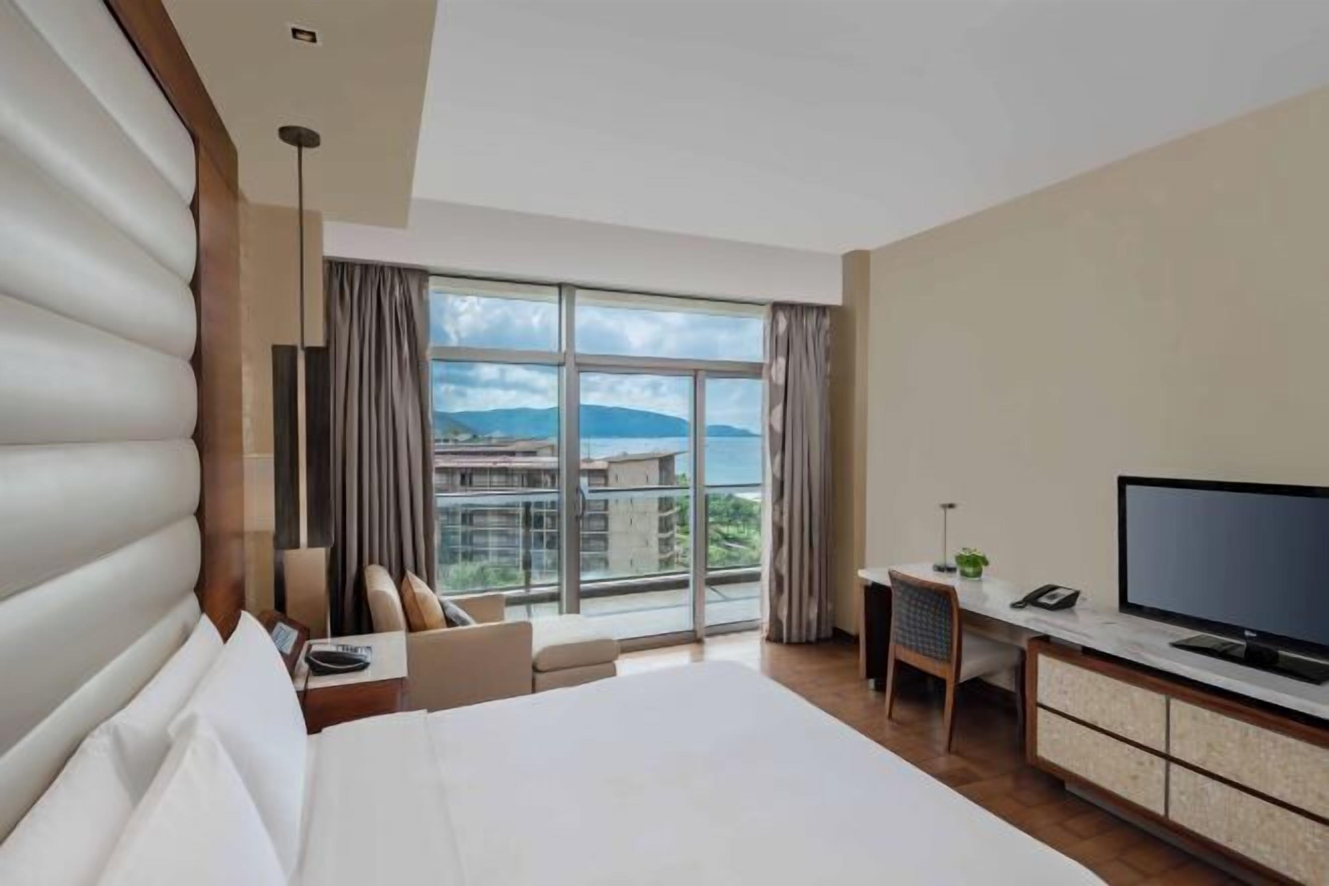 Edredons de pluma, frigobar, cofres nos quartos, escrivaninha