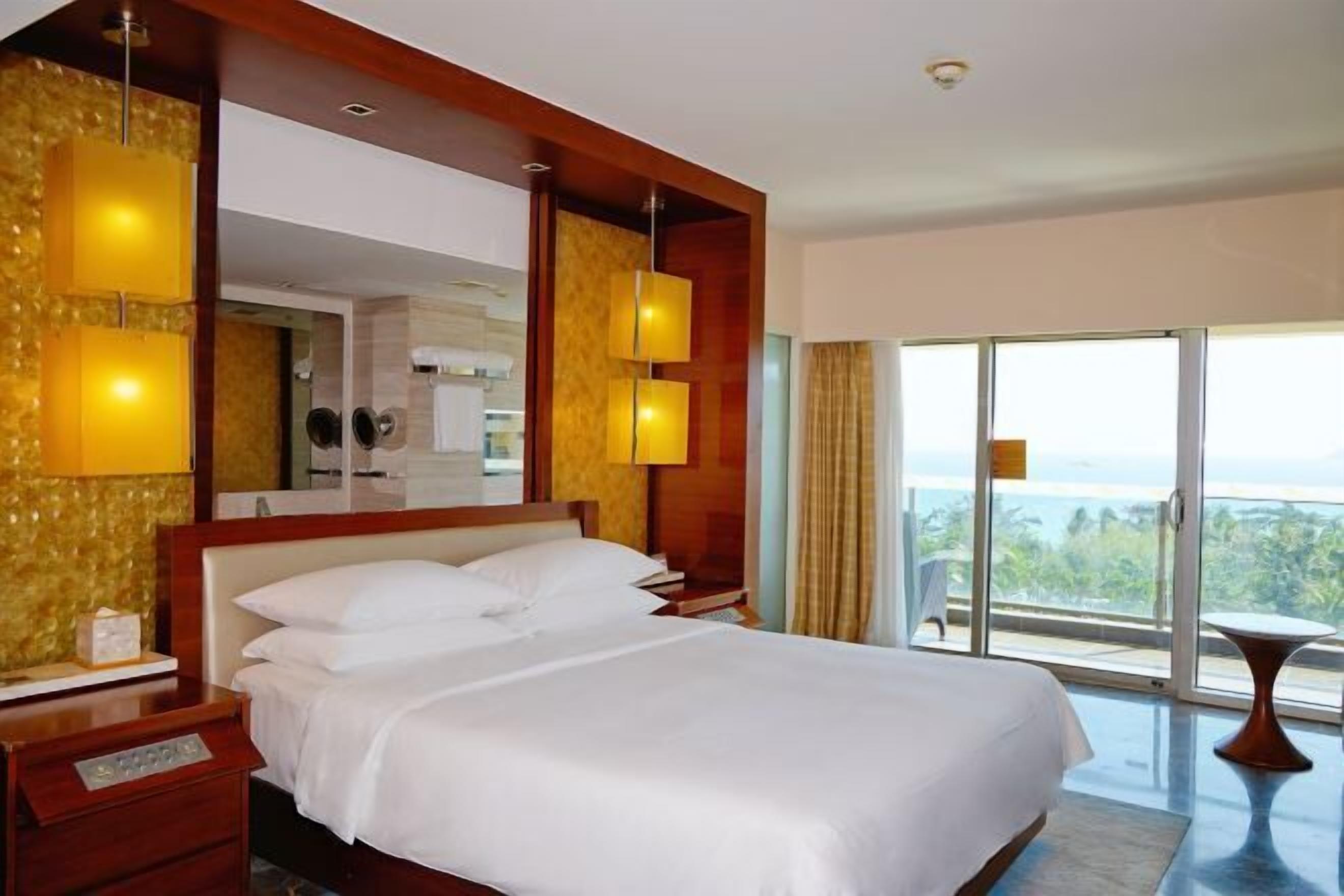 Dundyner, minibar, safe på rommet og skrivebord