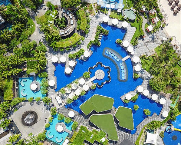 3 piscines extérieures, parasols de plage, chaises longues