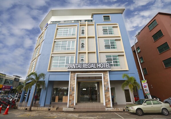 A multi-story building with the sign "Pantai Regal Hotel" at the entrance. - Pantai Regal Hotel (Kuantan)