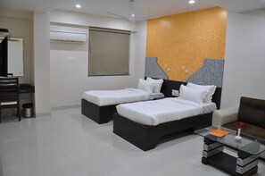 Chambre Premier double ou avec lits jumeaux, 2 chambres, accessible aux personnes à mobilité réduite | Literie de qualité, lit avec matelas à plateau-coussin, bureau