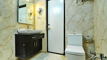 Club Room | Bathroom | Shower, free toiletries, hair dryer, slippers