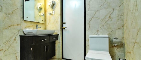 Habitación Club | Baño | Regadera, amenidades de baño gratuitas, secadora de cabello, pantuflas