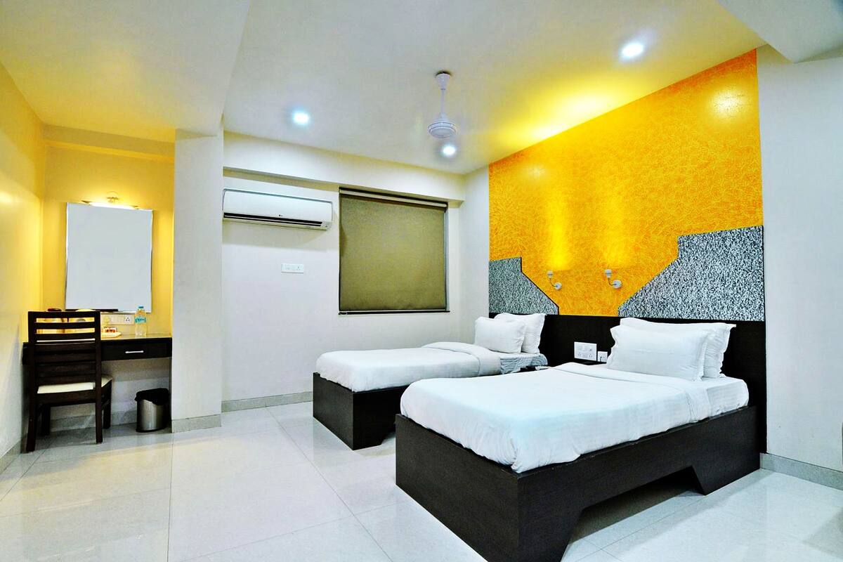 Chambre « Premier » Double ou avec lits jumeaux, 2 chambres, fumeurs | Literie de qualité supérieure, surmatelas, bureau, Wi-Fi gratuit