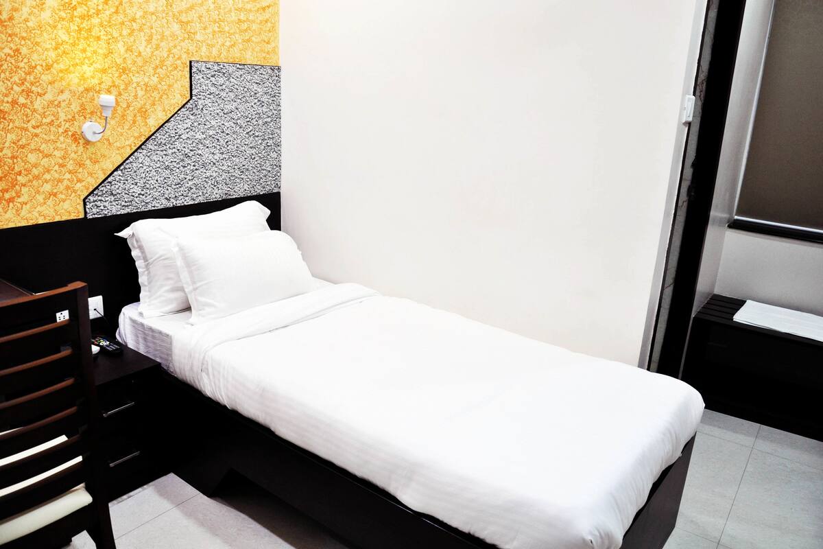 Chambre Simple, 1 chambre (SINGLE BED ROOM) | Literie de qualité supérieure, surmatelas, bureau, Wi-Fi gratuit