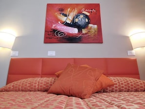 Ropa de cama de alta calidad, cubrecamas y minibar 