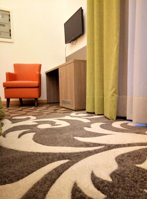 Tremannsrom – deluxe | Oppholdsområde | En 32-tommers LCD-TV med Parabol-TV samt TV