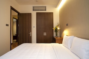 Appartement, 1 chambre | Coffre-fort, bureau, fer et planche Ă repasser, accĂšs au Wi-Fi (inclus)