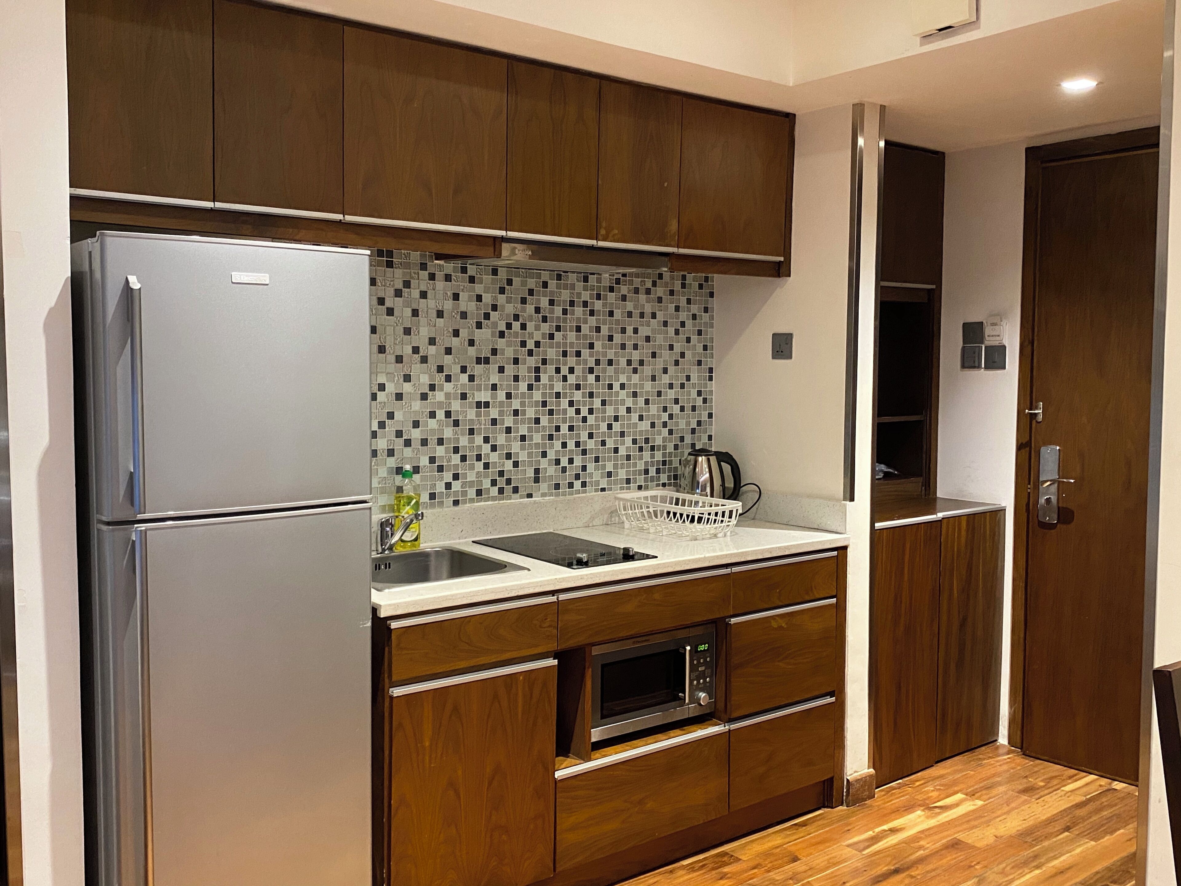 Estudio | Cocina privada | Refrigerador con congelador, microondas, horno y parrilla de estufa 