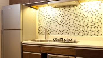 Full-size fridge, microwave, oven, stovetop
