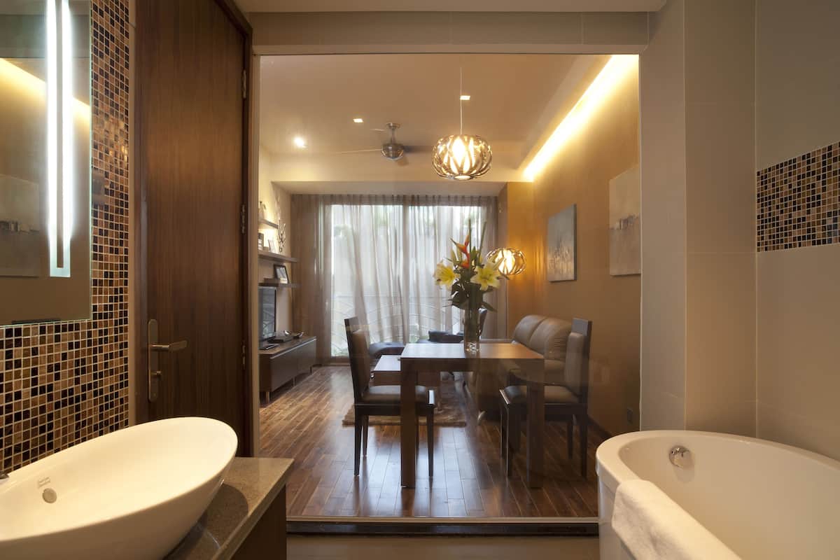Combined shower/bathtub, jetted bath, free toiletries, hair dryer