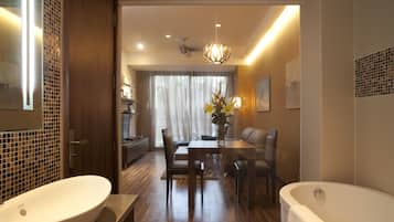 Combined shower/tub, jetted tub, free toiletries, hair dryer