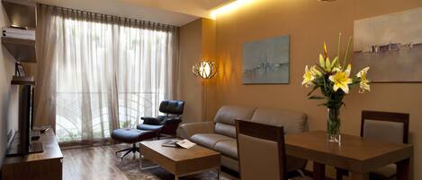 Departamento, 1 habitación | Área de sala de estar | Televisión LCD de 42 pulgadas con canales por cable y televisión