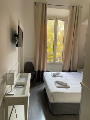 Deluxe Double Room, Ensuite | 1 bedroom, premium bedding, in-room safe, desk - Arts & Rooms (Rome)