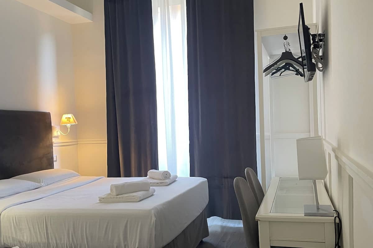 Deluxe Triple Room, 1 Bedroom, Ensuite, City View (External) | 1 bedroom, premium bedding, in-room safe, desk