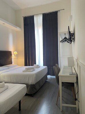 Deluxe Triple Room, 1 Bedroom, Ensuite, City View (External) | 1 bedroom, premium bedding, in-room safe, desk - Arts & Rooms (Rome)