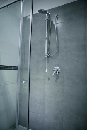 Habitación triple Deluxe, 1 habitación, baño en la habitación, vista a la ciudad (External) | Baño | Regadera, amenidades de baño gratuitas, toallas