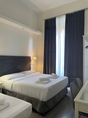 Deluxe Triple Room, 1 Bedroom, Ensuite, City View (External) | 1 bedroom, premium bedding, in-room safe, desk - Arts & Rooms (Rome)