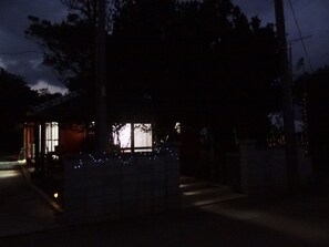 واجهة المنشأة - في المساء/الليل