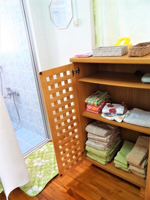 أحواض استحمام وحجيرات دش منفصلة، مستلزمات مجانية للعناية الشخصية