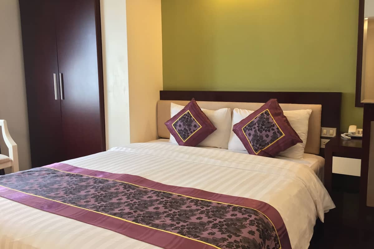 Minibar, desk, free WiFi