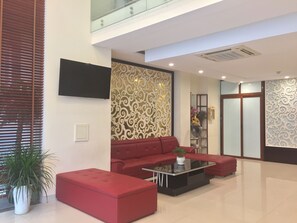 Lobby sitting area - Golden Lotus Halong Hotel (Ha Long)