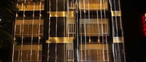 Façade de lâhĂ©bergement â soirĂ©e/nuit