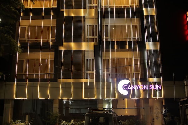 Fachada da propriedade à noite