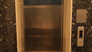 An elevator with a digital display showing the floor number and a button panel. - Canyonsun (Chennai)