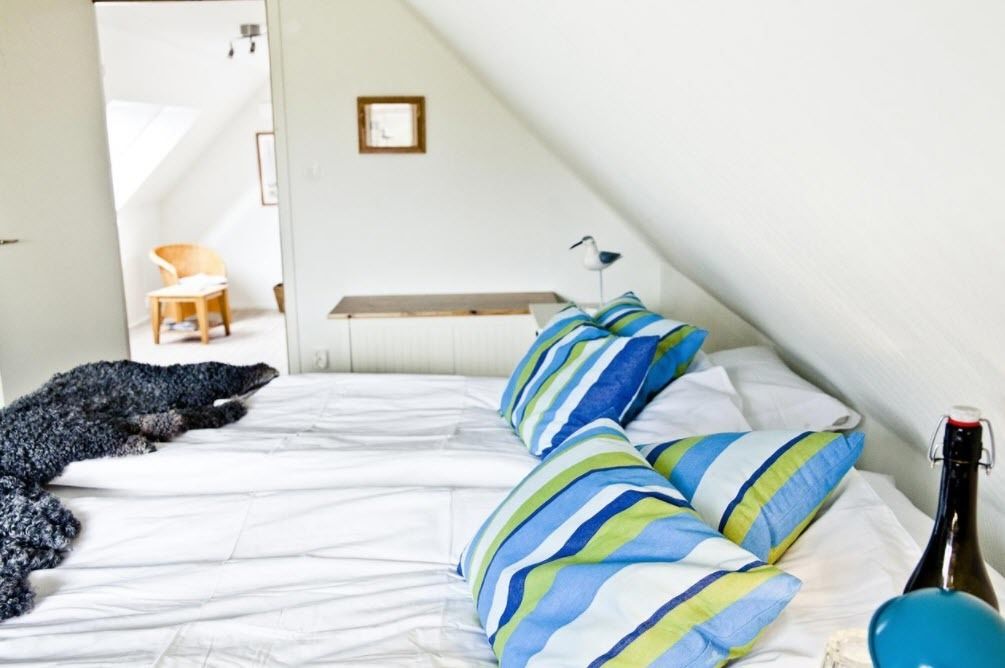 Sengetøy av topp kvalitet, strykejern/-brett og barnesenger (inkludert)