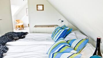 Sengetøy av topp kvalitet, strykejern/-brett og barnesenger (inkludert)